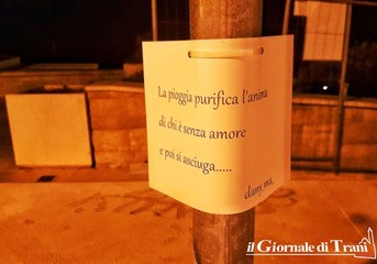 Trani, la poesia scende in strada: i versi di Daniele Marrone sui pali della città