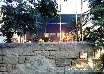 A fuoco bancali e legnami in via Torrente antico, i pompieri evitano il peggio