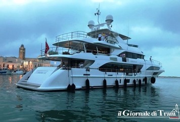 Chrimi III, quaranta metri di lusso nel porto di Trani: la città si lustra gli occhi e torna a pensare in grande