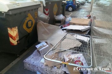 Non solo rifiuti: a Trani, adesso, si privano i pedoni del diritto di camminare liberamente