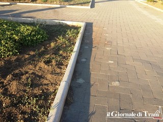 Lungomare di Trani, è finita l'«età del ferro»: rimosse le ultime panchine, si attendono le nuove in pietra