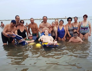 Due giorni al mare, un unico gran sorriso: l'Unitalsi di Trani ospite del lido Matinelle