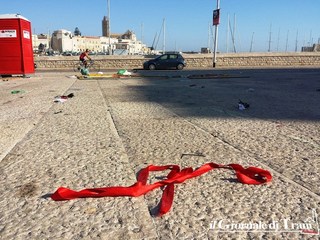 AGGIORNATO. Trani, sfacelo in piazza Quercia dopo la manifestazione «blindata» dai new jersey: sanzioni della Polizia locale e pulizia conclusa intorno alle 10