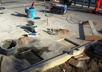 Lungomare di Trani, iniziati i lavori per l'installazione delle panchine in pietra