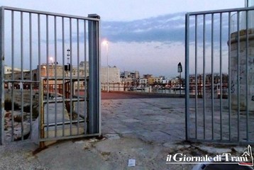 I vandali, a Trani, non li «cancelli»: scassinati i lucchetti, sui tre moli si circola liberamente