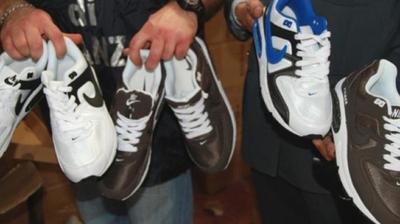 Mercato di Trani, sequestrate scarpe contraffatte per un valore di 1500 euro