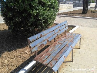 Panchine sul lungomare di Trani, il comitato via Andria: «Sostituzione inutile e costosa, ci prendiamo noi quelle arrugginite che avete tolto»