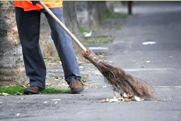 Spazzamento delle strade di Trani, un cittadino lamenta: «Calendario non rispettato, lavorano solo a giorni alterni»