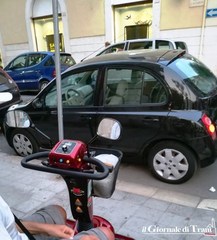 Trani e conducenti incivili, il disabile aspetta che il conducente porti via il suo mezzo per poter passare