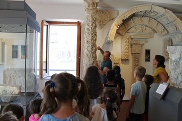 Bambini di Trani ancora «all'assalto» del Polo museale: oggi, i rudimenti dell'arte del vasaio