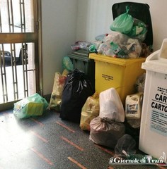 Troppa plastica, un passaggio settimanale non basta: Trani, disagi e proteste nei condomini del porta a porta