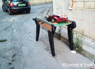 Rifiuti e civiltà, Trani «stecca» ancora: in via Amalfi, anche un calcio balilla