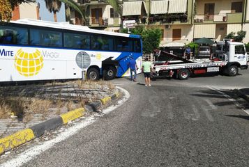 Trani centro, ci risiamo, bus incastrato sulla rampa d'ingresso alla statale