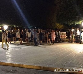 Villa comunale di Trani, trenta persone ignorano la sirena e vi restano intrappolate come chi segna in fuorigioco: «Non abbiamo sentito»