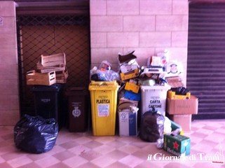 Da salotto a discarica: Trani, palazzo Galleria e i problemi irrisolti della differenziata