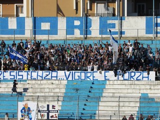 Lo stadio, macchina mangiasoldi: un tifoso del Trani cade, si fa male e viene rimborsato con 4mila euro