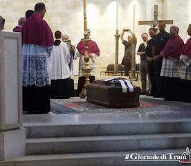 Addio al vescovo di Trani: nell'attesa delle esequie, incessante pellegrinaggio a San Giovanni