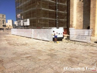 Addio al vescovo di Trani, teli antipolvere alla base del campanile della cattedrale