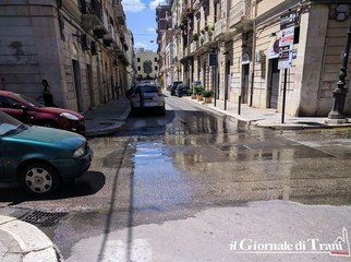 Esplode ancora la fogna nera nel centro di Trani: liquami in via Aldo Moro