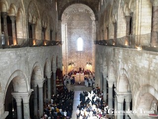 VIDEO. Addio al vescovo di Trani, la commovente uscita del feretro dalla basilica cattedrale