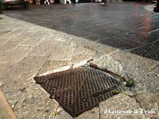 Via Ognissanti, un tombino rischia di cedere: vane, finora, le segnalazioni a Comune di Trani e Telecom