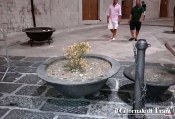 Aspettando il varco elettronico, le fioriere traslocano di via San Giorgio a via Porta Vassalla: risultati da dimenticare