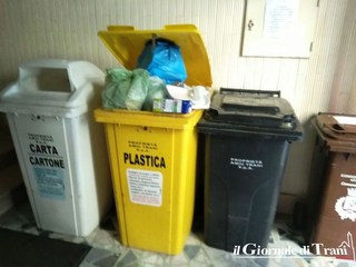 Differenziata nei portoni, vibrate proteste anche in via De Roggiero: «Situazione invivibile, siamo disperati»