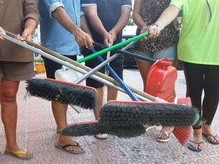 Giù le serrande, su le scope: Trani, a Pozzopiano residenti e commercianti uniti contro il degrado