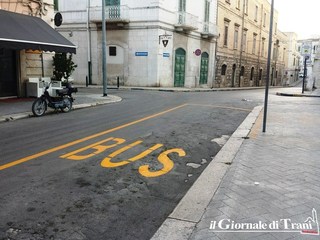 Bus turistici a Trani, nuova segnaletica in piazza Gradenigo