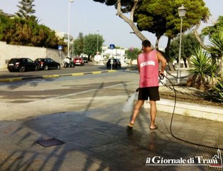 Arriva San Nicola, i volontari dell'Anmi puliscono il lungomare di Trani nei pressi del lido