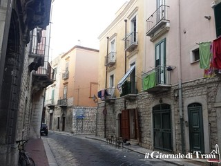 Tendone e finto verde sul balcone: Trani, gli occupanti di casa Bovio fanno salire l'asticella