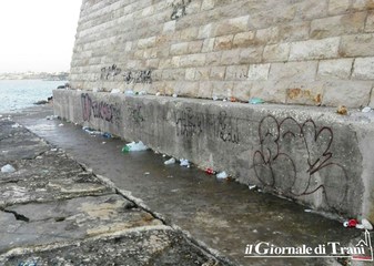 Monastero di Trani invaso dall'immondizia nel fine settimana. Lima e alcuni bagnanti chiamano l'Amiu per un intervento straordinario