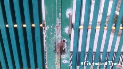 Trani, tra il degrado l’ex sciala De Simone è usata come spiaggia libera: la segnalazione di un lettore