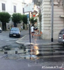 Esplode ancora la fogna nera nel centro di Trani: liquami tra via De Robertis e Corso Vittorio Emanuele