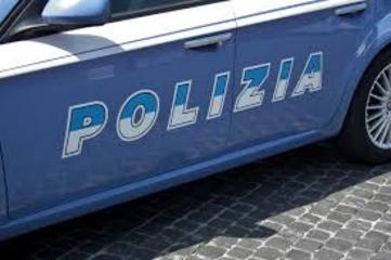 Trani, percorre contromano via Mario Pagano e urta dei passeggini: interviene la Polizia