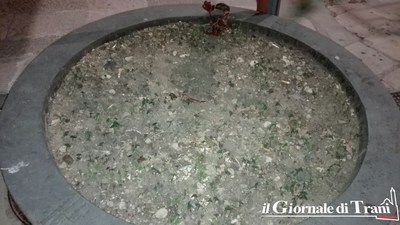 Trani, rubati fiori dalle fioriere di via Porta Vassalla. Restano solo terra e rifiuti