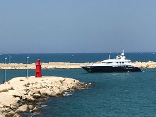 Quarantatré metri di lusso nel porto di Trani: in città lo yacht 