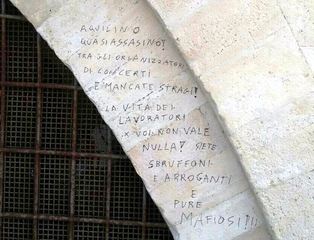 Concerti a Trani, un ignoto deturpa il muro della cattedrale per esprimere il proprio disappunto