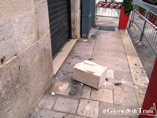 Trani, grosso pezzo di balcone cade in strada in via Mario Pagano: non passava nessuno