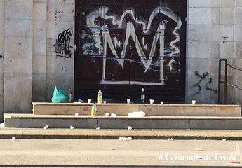 Trani, l'ingresso della scuola diventa un bivacco: in piazza D'Agostino discarica a cielo aperto