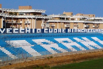 Trani, mentre i tifosi-pittori «cancellano» il grigiore l'amichevole si cancella da sola