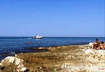 La barca mostra i muscoli, bagnante la filma: Trani, pericolo ad un passo dalla riva