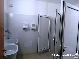 Inaugurato il dormitorio Caritas di Trani, don Mimmo: «Opera necessaria per la dignità umana. Mons. Pichierri sorriderà dal cielo»