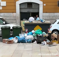 Piazza Cittadella, collettore dei rifiuti di Trani: ecco l'ultima «cartolina»