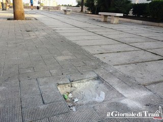 Lungomare di Trani, la piazzetta adesso è un pericolo: tanta gente e troppe «trappole»