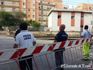 Trani, camion incastrato tra le sbarre del passaggio a livello. Disagi per la circolazione