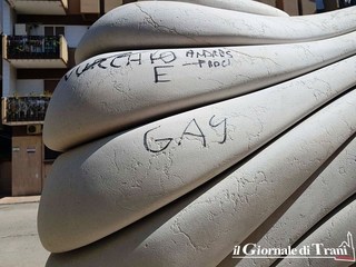 Trani, tra degrado e dolore: nuovamente imbrattata la statua dedicata ad Antonio Cezza, nell'omonima piazza