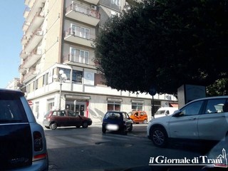 «Torno subito»? Invece passa mezz'ora. Trani, l'anarchia stradale si fa «slow»