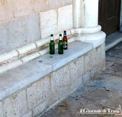Ma la cattedrale di Trani diventa anche pub: bottiglie abbandonate davanti all'ingresso della basilica