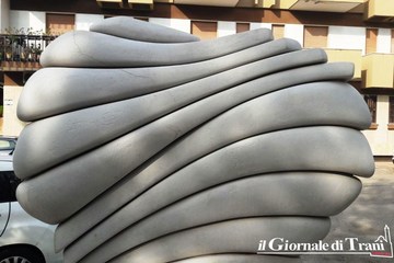 Piazza Cezza, consigliere comunale di Trani fa ripulire la statua: vuole rimanere anonimo